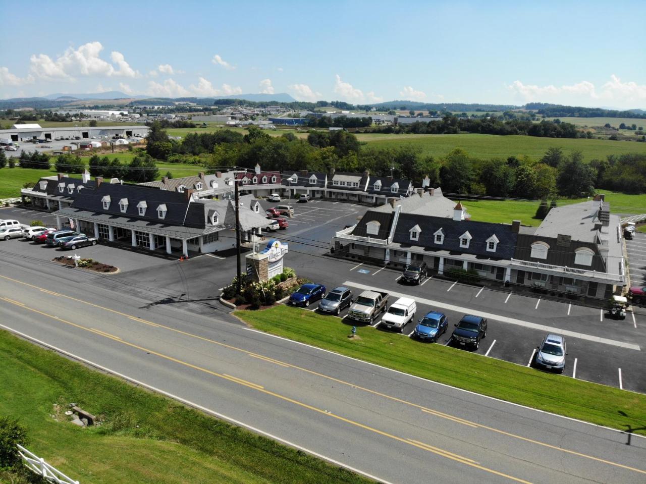 The Village Inn Harrisonburg Exterior photo